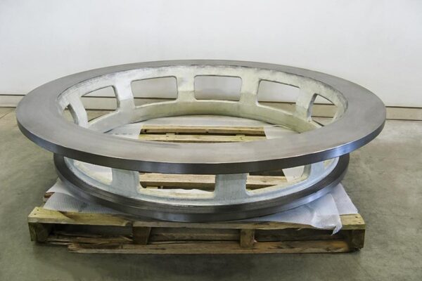 Turning of cast iron fifth wheel for plastic industry machines